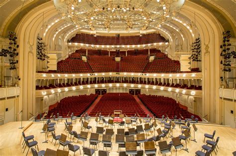  Symphony Center, home of the Chicago Symphony Orchestra, presents over 200 concerts annually featuring the best of classical, jazz, world, chamber, and pop music. Founded in 1891, the Chicago Symphony Orchestra is consistently hailed as one of the greatest orchestras in the world. Performing in over 150 concerts each year, the CSO's talented ... 